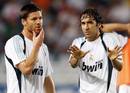 Xabi Alonso y Ra&uacute;l conversan en el calentamiento en un momento previo al partido.