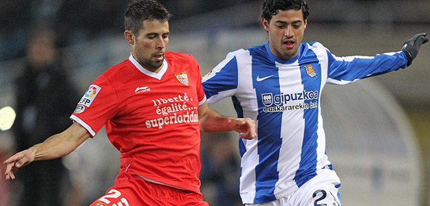 El jugador mexicano de la Real Sociedad Carlos Vela, lucha por un balón con el defensa del Sevilla Jorge Andujar. El jugador mexicano de la Real Sociedad Carlos Vela, lucha por un balón con el defensa del Sevilla Jorge Andujar.