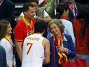 El jugador espa&ntilde;ol de baloncesto Juan Carlos Navarro celebra la victoria con la reina Do&ntilde;a Sof&iacute;a y el pr&iacute;ncipe Felipe, que fueron a Londres a animar a la selecci&oacute;n que gan&oacute; a Rusia.