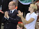 El Pr&iacute;ncipe Alberto II de M&oacute;naco y la Princesa Charlene Wittstock observan una competencia de nataci&oacute;n en el Centro Acu&aacute;tico.