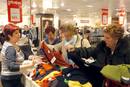Los consumidores aprovechan para realizar compras en las grandes superficies y comercios que inician hoy las rebajas de invierno, que ya vivieron un adelanto el pasado 2 de enero en Andaluc&iacute;a, Comunidad de Madrid, Extremadura y Murcia.