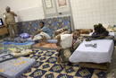 Rebeldes libios descansan durante en la sede de la brigada en Tr&iacute;poli (Libia).