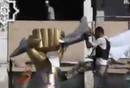 Un opositor intenta derribar una estatua simb&oacute;lica del palacio cuartel de Bab El Aziziya en Tr&iacute;poli, en Libia.