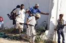 Rebeldes libios luchan en el complejo de Bab al Aziziya en Tr&iacute;poli