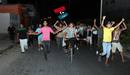 Los rebeldes en Tajura, en Tr&iacute;poli, celebran el control de la zona
