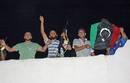 Los rebeldes de tr&iacute;poli suben a los edificios con banderas continuando con la celebraci&oacute;n
