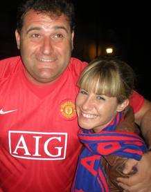 Ainhoa Arbizu, junto a un aficionado del United.