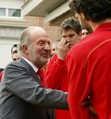 El Rey Juan Carlos conversa con los jugadores de la selección española Marc Gasol (2d) y Jorge Garbajosa (d), durante la recepción en el Palacio de la Zarzuela, con motivo de la consecución del Eurobasket 2009. El Rey Juan Carlos conversa con los jugadores de la selección española Marc Gasol (2d) y Jorge Garbajosa (d), durante la recepción en el Palacio de la Zarzuela, con motivo de la consecución del Eurobasket 2009.
