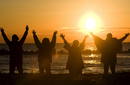 Un grupo de japoneses eleva sus brazos al sol el 1 de enero de 2009, como un acto de celebraci&oacute;n al primer amanecer del a&ntilde;o en las playas de Misaki, provincia de Chiba (Jap&oacute;n).