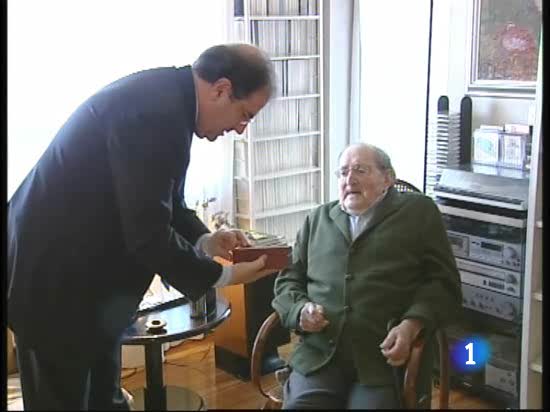Miguel Delibes recibe la Medalla de Oro de Castilla y Le&oacute;n