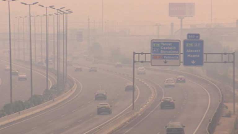 El humo recorre decenas de kil&oacute;metros en Valencia