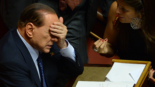 Ver vídeo  'Reducen de cinco a dos años la pena de inhabilitación de Berlusconi'