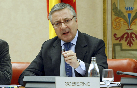 Fomento quiere reducir el n&uacute;mero de controladores para rebajar el d&eacute;ficit
