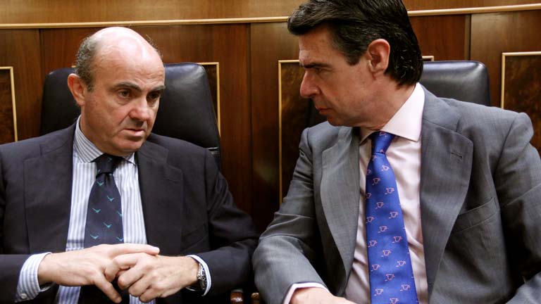 El ministro de Econom&iacute;a anuncia el calendario de reestructuraci&oacute;n del sistema financiero