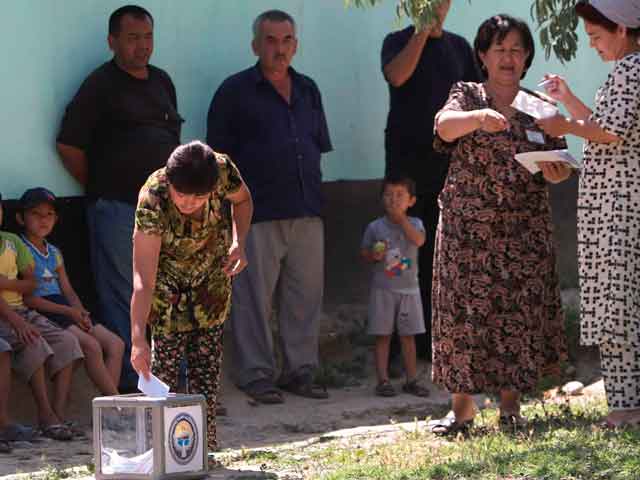 Kirguizist&aacute;n celebra un refer&eacute;ndum para aprobar una nueva constituci&oacute;n