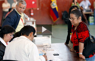Ver v&iacute;deo  'Refer&eacute;ndum en Ecuador para votar la propuesta constitucional de Correa'