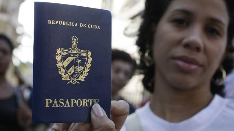 Los cubanos no necesitarán un permiso especial para salir del país
