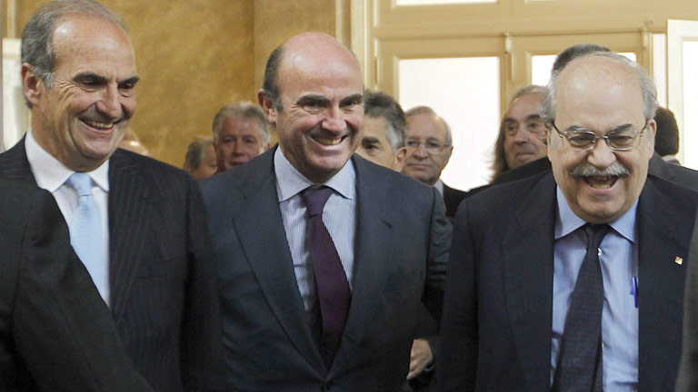 De Guindos dice a los empresarios que el Gobierno hace las reformas por convicci&oacute;n