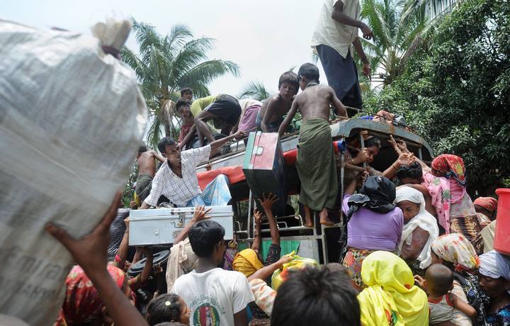 Refugiados rohingya vuelven a su campamento tras sobrevivir al cicl&oacute;n Mahasen