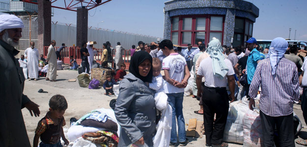 Refugiados sirios que huyen de la localidad de Azaz llegan a Kilis, Turqu&iacute;a, el 16 de agosto