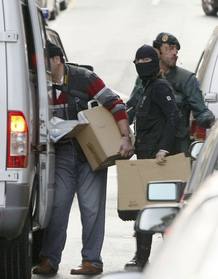 REGISTRAN EN IRÚN LA CASA DE UNO DE LOS DETENIDOS VINCULADOS CON LA FALANGE REGISTRAN EN IRÚN LA CASA DE UNO DE LOS DETENIDOS VINCULADOS CON LA FALANGE
