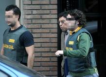 Agentes de la Guardia Civil llevan detenido al doctor peruano Walter Viru en su cl&iacute;nica en Valencia.