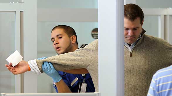 Registro a un pasajero en el aeropuerto de Nueva Jersey
