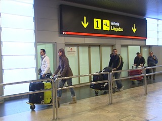 Ver v&iacute;deo  'Regresan a Espa&ntilde;a los turistas que a&uacute;n quedaban en T&uacute;nez'