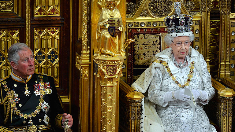 La reina Isabel II defiende el derecho de los gibraltareños a decidir su futuro