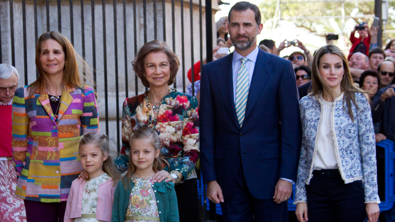 La reina, los pr&iacute;ncipes y la infanta Elena asisten a misa de Pascua en Palma