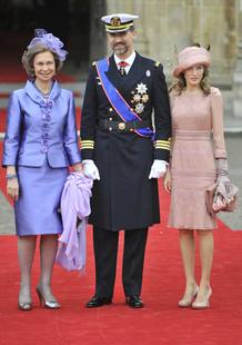 La reina Sof&iacute;a y los pr&iacute;ncipes de Asturias, a su llegada a la abad&iacute;a de Westminster.