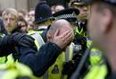 Un agente de polic&iacute;a herido durante los enfrentamientos con los manifestantes en Londres.