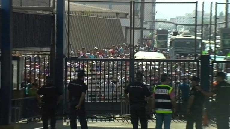Activistas marroqu&iacute;es bloquean los pasos fronterizos de Ceuta y Melilla para reivindicar estas ciudades