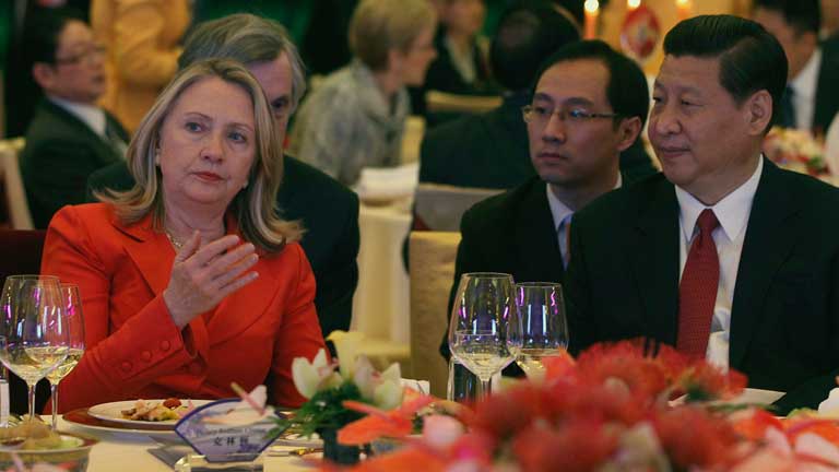 Hillary Clinton visita Pek&iacute;n para estrechar su cooperaci&oacute;n