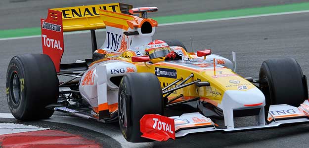 El Renault de Fernando Alonso, en una sesi&oacute;n de entrenamientos libres