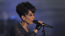 Ir al Video&nbsp;Una renovada Alicia Keys presenta su nuevo trabajo: "Girl on fire"