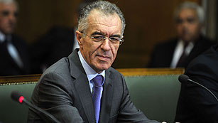 Ver v&iacute;deo  'Renuncia el designado ministro de Finanzas de Grecia por su delicada salud'