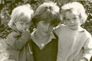 princesa Diana de Gales juntos a sus dos hijos Guillermo y Enrique
