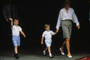 Los pr&iacute;ncipes Guillermo y Enrique dando un paseo con su madre la princesa Diana
