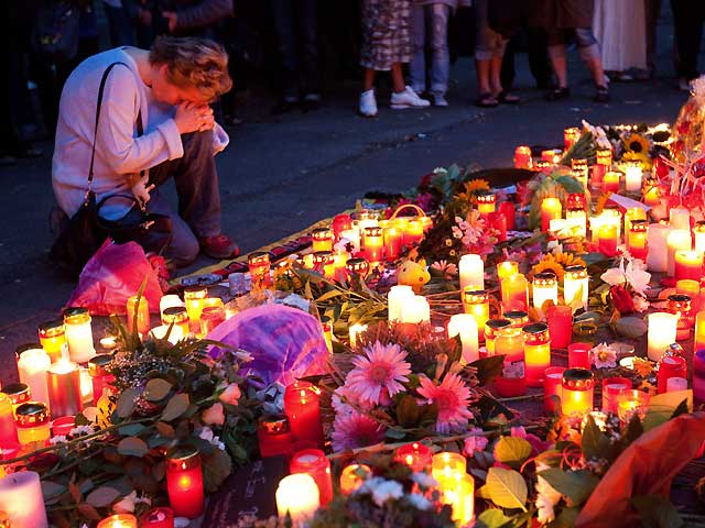 Llegan a Alemania las familias de las espa&ntilde;olas muertas en la Loveparade para repatriarlas