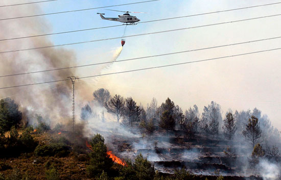 Un repentino cambio del viento reaviva el incendio de Segorbe, en Castell�n