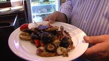 Los men&uacute;s del d&iacute;a en algunos bares sirven un exceso de comida