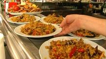 La paella es servida los jueves en muchos restaurants