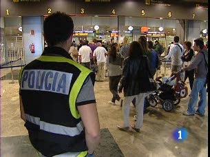 Ver v&iacute;deo  'Reporteros del telediario - El a&ntilde;o pasado, solo en el aeropuerto de Barajas, se incautaron m&aacute;s de 900 kilos de coca&iacute;na que llegaron en el est&oacute;mago de 150 personas'