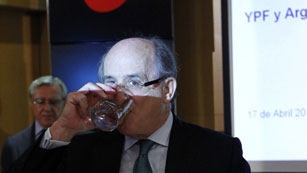 Ver v&iacute;deo  'Repsol acusa a Argentina de "derrumbar" la acci&oacute;n de YPF para expropiarla a precio de saldo'
