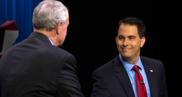 El gobernador de Wisconsin saluda a su rival dem&oacute;crata, el alcalde de Milwaukee.