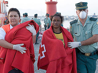 Ver v&iacute;deo  'Rescatan a 54 inmigrantes en una patera en Motril'