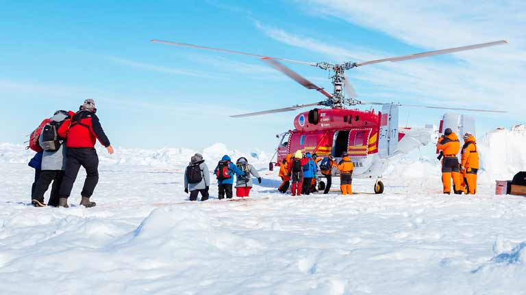 Rescatan a los 52 pasajeros del buque ruso atrapado en el hielo antártico