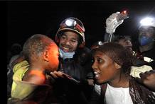 Carlos Adewunmi, uno de los bomberos madrileños, sonríe al ver la alegría del pequeño. Carlos Adewunmi, uno de los bomberos madrileños, sonríe al ver la alegría del pequeño.