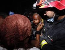El peque&ntilde;o Redjeson recupera la sonrisa al volver a los brazos de su madre.